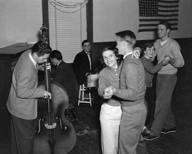 1950s-teenagers-4.jpeg (57201 bytes)